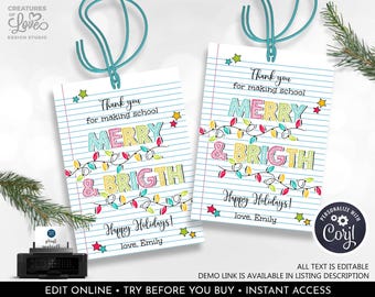 Könnte beinhalten: Bearbeitbarer, druckbarer Weihnachtsgeschenkanhänger mit Notizblockpapier-Hintergrund. Der Anhänger zeigt den Text "Vielen Dank, dass du die Schule fröhlich und hell gemacht hast! Frohe Feiertage! Liebe, Emily" mit bunten Glühbirnen und Sternen.