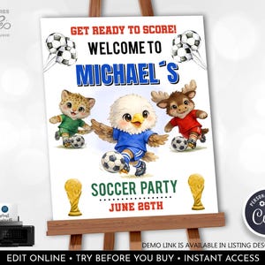 Op de afbeelding: Welkomstbord voor een voetbalfeest met cartoon dieren die voetballen. De tekst luidt "Welkom bij Michael's Soccer Party 26 juni". Het bord staat op een ezel.