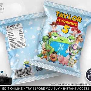 Peut inclure: Deux sachets de snacks bleu clair illustr&eacute;s avec des personnages de Toy Story comme Woody, Buzz l'&Eacute;clair et Rex. Le devant affiche le texte Taylor is turning 5. Le dos pr&eacute;sente une &eacute;tiquette de valeur nutritionnelle avec c&acirc;lins et famille.