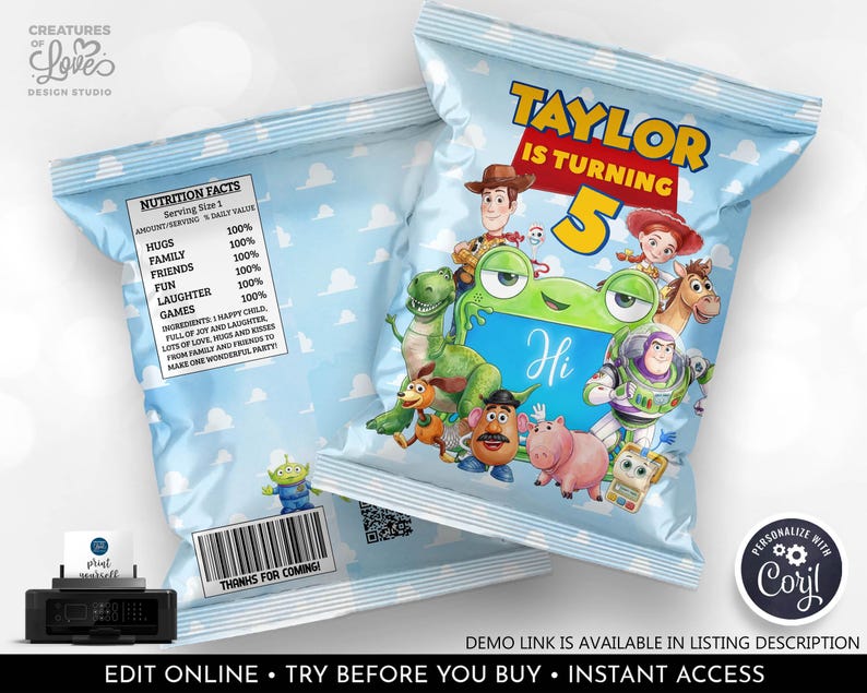 Peut inclure: Deux sachets de snacks bleu clair illustr&eacute;s avec des personnages de Toy Story comme Woody, Buzz l'&Eacute;clair et Rex. Le devant affiche le texte Taylor is turning 5. Le dos pr&eacute;sente une &eacute;tiquette de valeur nutritionnelle avec c&acirc;lins et famille.