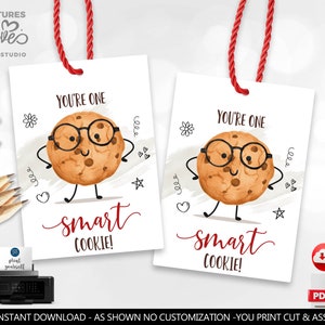 Peut inclure: Deux étiquettes cadeaux imprimables représentant un biscuit de dessin animé avec des lunettes et le texte "You're one smart cookie !" Les étiquettes sont blanches avec des accents rouges et noirs.