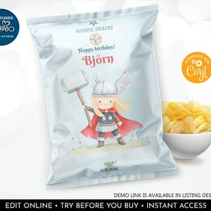 Puede incluir: Una bolsa de patatas fritas azul y blanca con una ilustración de dibujos animados de una niña vestida como una guerrera vikinga sosteniendo un martillo. La bolsa tiene el texto "Nordic Snacks" y "¡Feliz cumpleaños! Björn". La bolsa está personalizada con el texto "Coril".