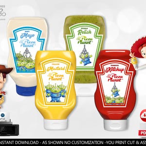 Könnte beinhalten: Vier Quetschflaschen für Gewürze mit Pizza Planet-Etiketten und grünen Alien-Figuren. Das Set enthält Mayonnaise, Relish, gelben Senf und Tomatenketchup. Woody- und Jessie-Figuren sind an den Seiten der Flaschen abgebildet.