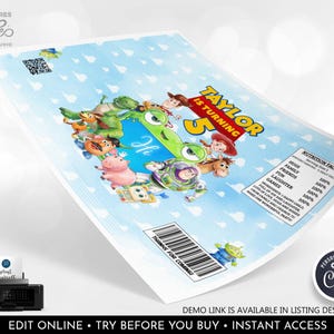 Peut inclure: Un mod&egrave;le rectangulaire d'emballage de f&ecirc;te avec un fond bleu ciel et des nuages blancs. Le design comprend des personnages de dessins anim&eacute;s, le texte Taylor is turning 5, une &eacute;tiquette de valeur nutritionnelle, un code-barres et un QR code.