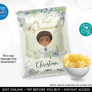 Puede incluir: Un diseño de bolsa de patatas fritas imprimible para una primera comunión. El diseño presenta un niño de dibujos animados con un traje blanco y una banda azul, un patrón floral verde y azul, y el texto "Mi Primera Comunión" y "Christian".
