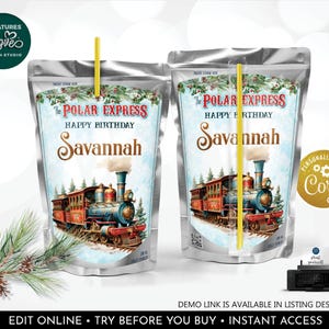 Könnte beinhalten: Zwei silberne Saftbox-Beutel mit Polar-Express-Motiv. Die Beutel zeigen eine Illustration eines Zuges im Vintage-Stil mit einer blauen Lokomotive und roten Personenwagen. Der Text auf den Beuteln lautet "The Polar Express Happy Birthday Savannah".