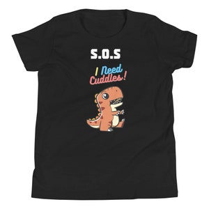 Op de afbeelding: Zwart jeugd T-shirt met een cartoon dinosaurus en de tekst "S.O.S Ik heb knuffels nodig!"