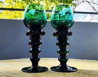 2 verres à vin, 18 cm de haut, gobelets à vin verts/Römerglas/vrilles de vigne, boutons, verre d'art soufflé à la bouche, vintage