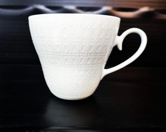 Taza de café Rosenthal de la serie "Romance in White", diseñada por Bjørn Wiinblad/Studio-Line/Vintage, década de 1960.
