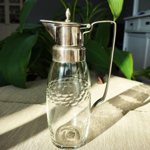 Original Jugendstil Öl- oder Essigkaraffe mit versilbertem Griff und Deckel/ Glaskaraffe/ Küchendekoration Glaskrug mit Henkel/ um 1900-1910