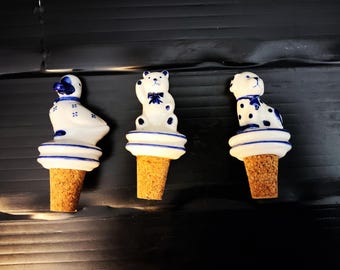 3 x Bottle stoppers made of white and blue painted porcelain and natural cork in the Dutch Delft Blue style, hand-painted ceramic
