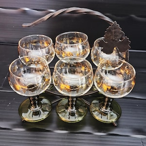 6x wine goblets / vintage wine glasses with gold pattern in a wrought iron stand with vine leaves / retro bar decor
