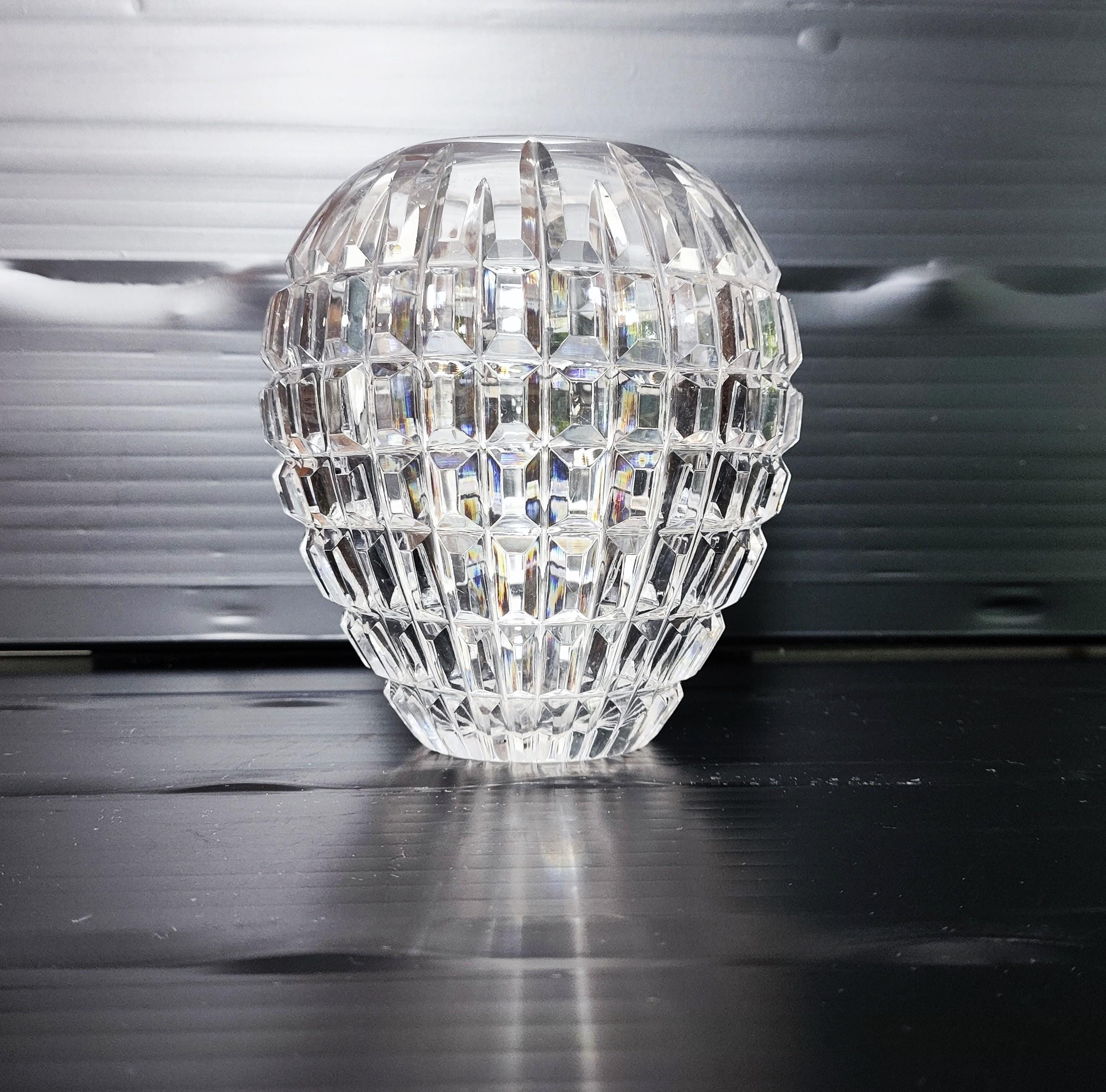 ボヘミアン　クリスタルカットガラス花瓶 おそらくボヘミア産の、ダイヤモンドカットが施されたクリスタルの花瓶