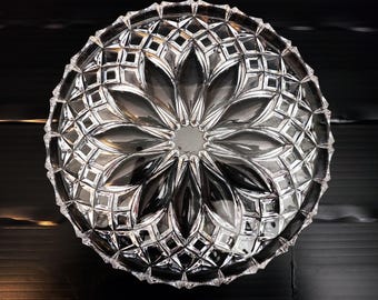 Plato redondo para tartas/soporte para tartas hecho de cristal de plomo, con motivos florales en el centro y cortes en forma de diamante en el borde.