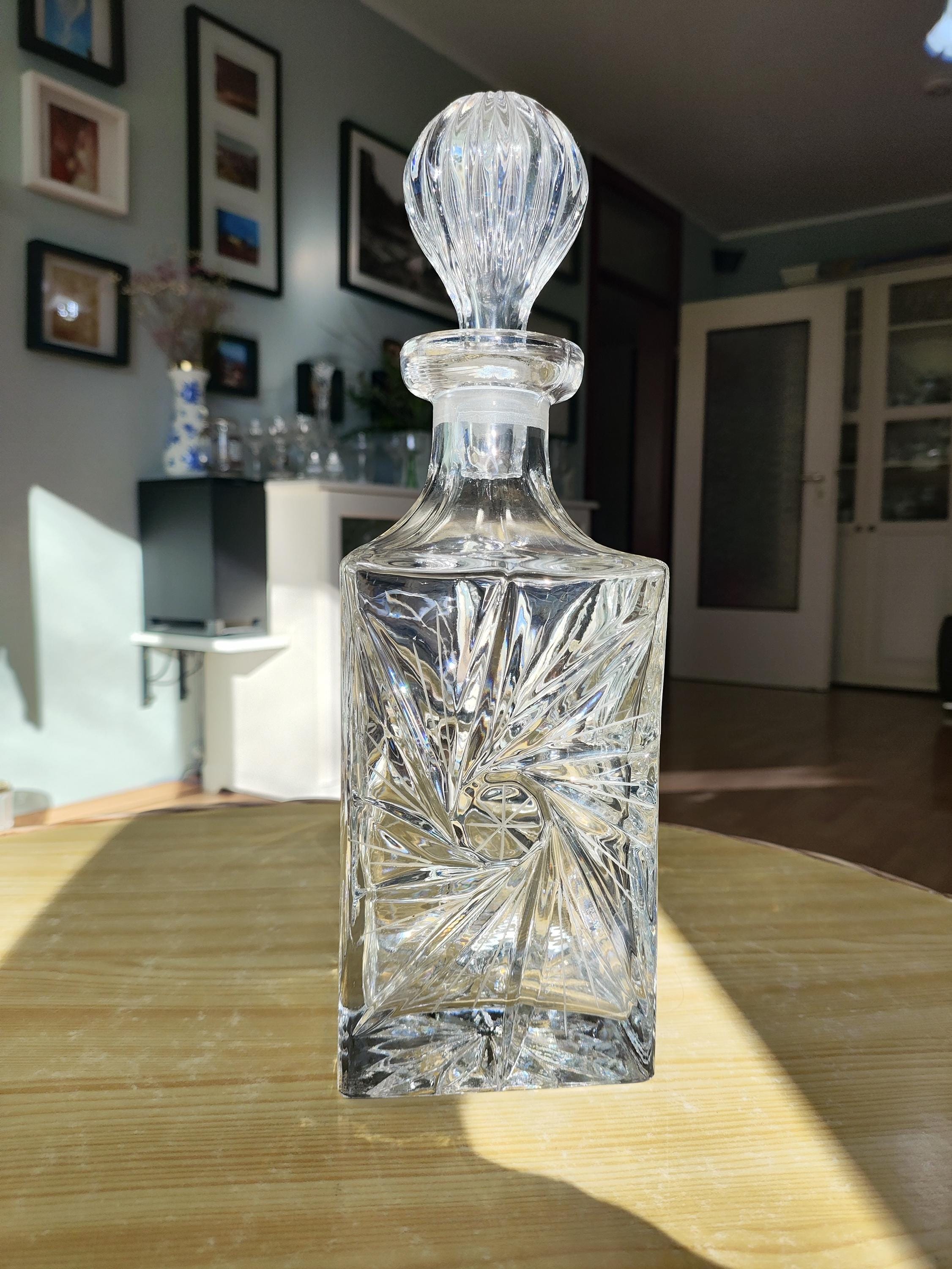 Lot - A crystal wine decanter with a stopper (H:22cm-decanter