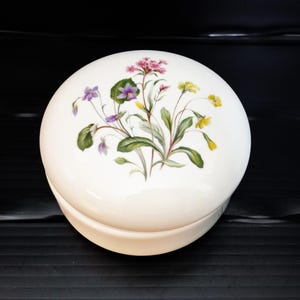Fürstenberg lidded tin/ biscuit tin/flowers and grasses/ideal for shabby chic floral pattern/ vintage from 1982