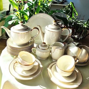 Servicio de café y té Hutschenreuther para 11 personas, 39 piezas / Selb, Baviera / marfil con detalles dorados / vintage, años 40-50