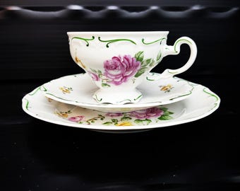 Service de collection en porcelaine de Weimar / Forme Katharina / Motif rose classique / Relief, bordure verte / Trio de tasses à thé / Trio de tasses à café / Années 1960-1970