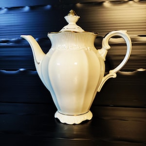 Puede incluir: Un juego de tres tazas de cerámica con un acabado moteado y mate. Las tazas son de color azul, verde y blanco. Cada taza tiene una forma redondeada y un diseño simple y moderno.