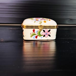 Mini porcelain box/jewelry box/pill box with floral pattern and gold-colored clasp