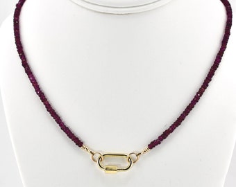 Collar de granate rodolita natural con cierre de mosquetón de oro.