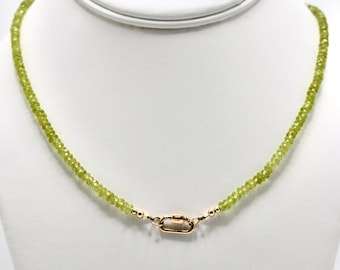 Elegante collar de cuentas de peridoto con cierre de mosquetón dorado.