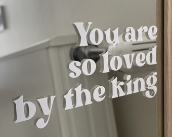 Sticker vinyle miroir phrase inspirante you are so loved by the king