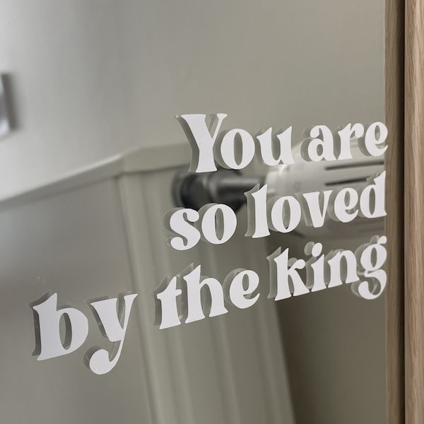 Sticker vinyle miroir phrase inspirante you are so loved by the king