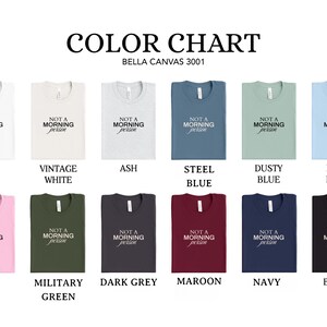 Pu&ograve; includere: Tabella colori che mostra diversi colori di t-shirt Bella Canvas 3001. Il testo sulle t-shirt recita "Not a morning person".