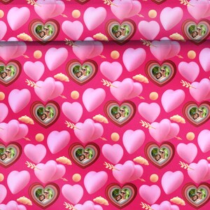 Papel de regalo personalizado para San Valentín en color ROSA: diseño personalizado con corazones rosas