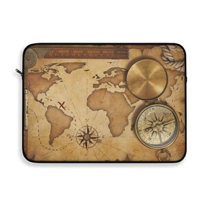 Könnte beinhalten: Eine Laptop-Hülle im Vintage-Stil mit einer Weltkarte, einem Kompass und einem roten X, das einen Punkt auf der Karte markiert. Der Kompass ist goldfarben und hat eine schwarze Nadel, die nach Norden zeigt.