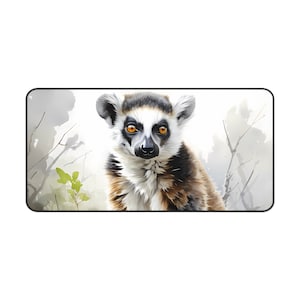 Może przedstawiać: Zbliżenie na lemura z czarno-białym futrem i pomarańczowymi oczami. Lemur siedzi na tle w stylu akwareli z gałęziami i liśćmi.