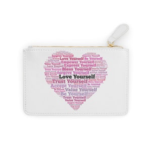 Może przedstawiać: Biała kosmetyczka z zamkiem błyskawicznym z sercowatym wzorem. Serce jest wypełnione różową i fioletową chmurą słów, która w środku mówi "Love Yourself".