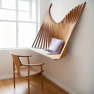 Peut inclure: Un bureau mural en bois avec un design unique en forme d'éventail. Un ordinateur portable est posé sur le bureau. Une chaise en bois avec une assise tressée est devant le bureau, près d'une fenêtre.