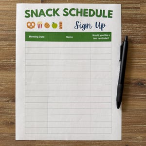 Może przedstawiać: Wydrukowany harmonogram przekąsek na białej kartce papieru z zielonym nagłówkiem z napisem "SNACK SCHEDULE" i "Sign Up". Harmonogram zawiera sekcje na datę spotkania, imię i przypomnienia tekstowe. Czarny długopis spoczywa po prawej stronie papieru.