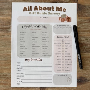 Könnte beinhalten: Ein druckbarer "Alles über mich"-Geschenkführer-Fragebogen mit Abschnitten für persönliche Informationen, Lieblingsdinge und einen "Das oder Das"-Abschnitt. Der Fragebogen soll helfen, mehr über die Vorlieben und Interessen einer Person zu erfahren.