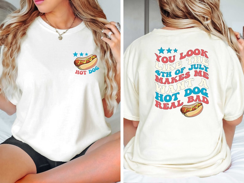 Puede incluir: Camiseta blanca con un gr&aacute;fico de hot dog y el texto "HOT DOG" en la parte delantera. La parte posterior de la camiseta tiene el texto "YOU LOOK LIKE THE 4TH OF JULY MAKES ME WANT A HOT DOG REAL BAD" con un gr&aacute;fico de hot dog.