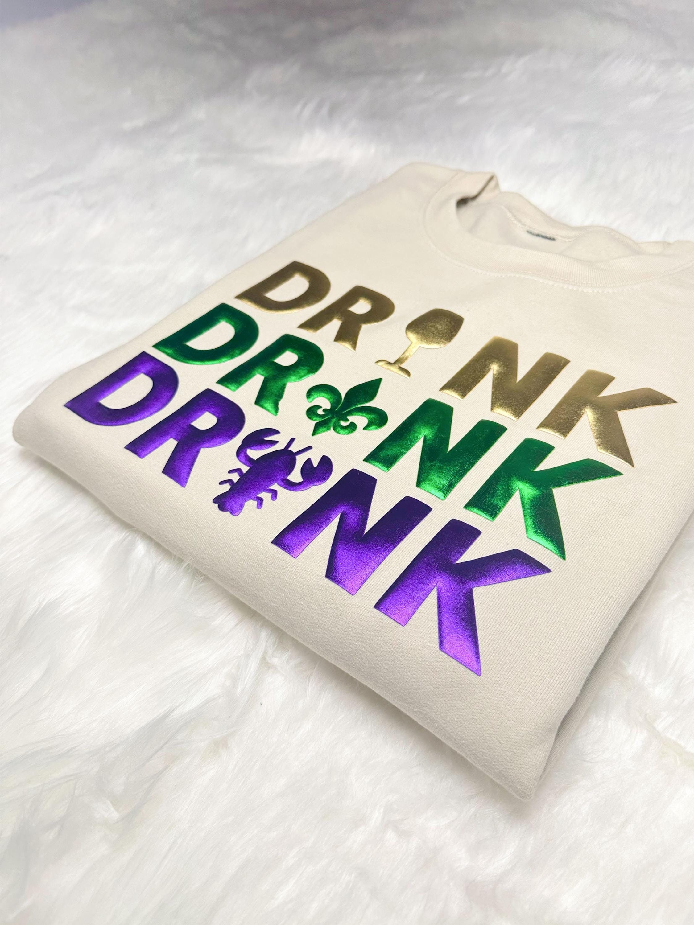 Mardi Gras Drink Drank Drunk Puff Shirt, Trendy Mardi Gras Drinking Party Puff Sweatshirt, Embossed Wine Mardi Gras Beads Puff Shirt