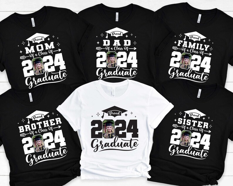 Puede incluir: Una colecci&oacute;n de camisetas en blanco y negro con dise&ntilde;os tem&aacute;ticos de graduaci&oacute;n. Cada camiseta presenta el texto "Proud" y "Graduate" con el a&ntilde;o "2024" y una foto. Las camisetas est&aacute;n etiquetadas como "Mom", "Dad", "Family", "Brother" y "Sister".