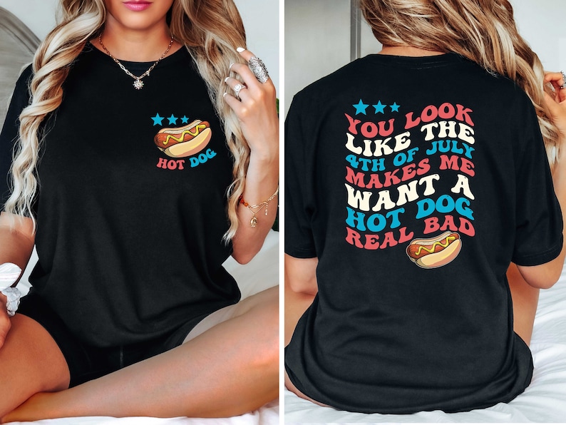 Puede incluir: Camiseta negra con un gr&aacute;fico de un hot dog en la parte delantera y el texto "YOU LOOK LIKE THE 4TH OF JULY MAKES ME WANT A HOT DOG REAL BAD" en la parte posterior.
