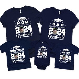 Puede incluir: Camisetas y un body de color azul marino con texto blanco y una foto. Las camisetas dicen "Proud Mom", "Proud Dad", "Proud Brother" y "Proud Sister" de la "Class of 2024 Graduate". El body dice "Proud Family" de la "Class of 2024 Graduate".