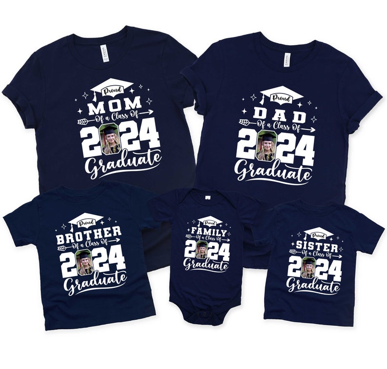 Puede incluir: Camisetas y un body de color azul marino con texto blanco y una foto. Las camisetas dicen "Proud Mom", "Proud Dad", "Proud Brother" y "Proud Sister" de la "Class of 2024 Graduate". El body dice "Proud Family" de la "Class of 2024 Graduate".