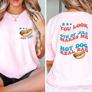 Puede incluir: Camiseta rosa con un gr&aacute;fico de un perrito caliente en la parte delantera y el texto "YOU LOOK LIKE THE 4TH OF JULY MAKES ME WANT A HOT DOG REAL BAD" en la parte posterior.