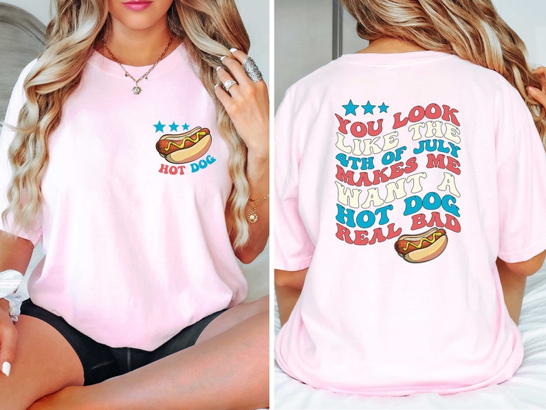 Puede incluir: Camiseta rosa con un gr&aacute;fico de un perrito caliente en la parte delantera y el texto "YOU LOOK LIKE THE 4TH OF JULY MAKES ME WANT A HOT DOG REAL BAD" en la parte posterior.