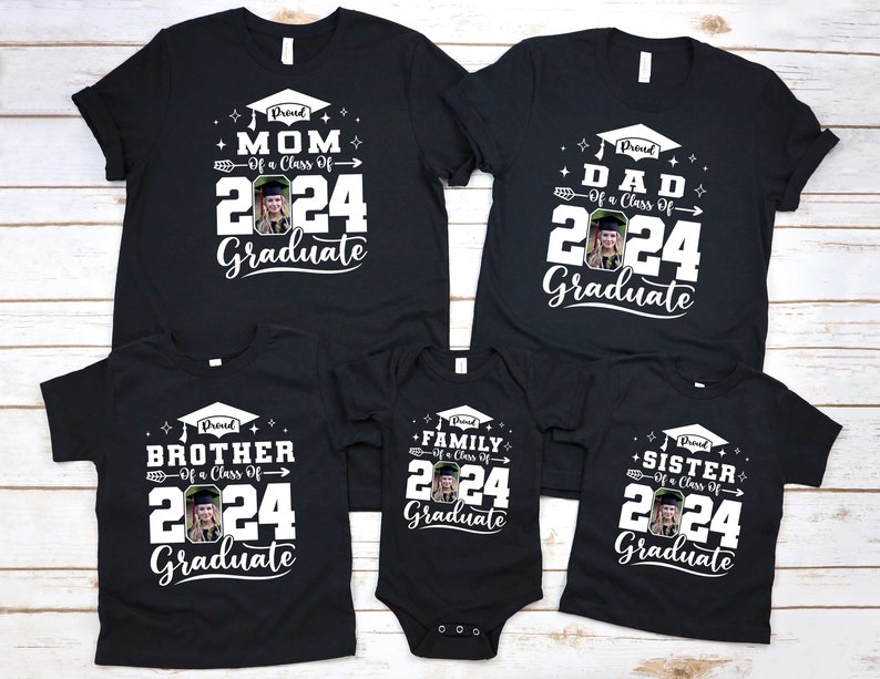 Puede incluir: Un conjunto de camisetas negras y un body, cada uno con un gr&aacute;fico blanco. Las camisetas y el body muestran los textos "Proud Mom", "Dad", "Brother", "Family" y "Sister" con "Of a Class of 2024 Graduate" y una foto.
