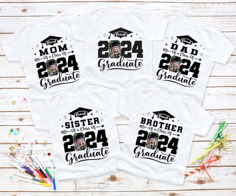 Puede incluir: Camisetas blancas con texto negro y una foto de una persona con birrete. Las camisetas dicen "Proud Mom of a Class of 2024 Graduate", "2024 Graduate", "Proud Dad of a Class of 2024 Graduate", "Proud Sister of a Class of 2024 Graduate" y "Proud Brother of a Class of 2024 Graduate".
