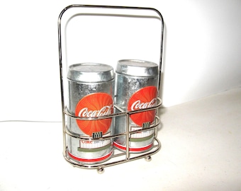 Salero y pimentero metálicos vintage de Coca-Cola con soporte de alambre. Muy coleccionable.