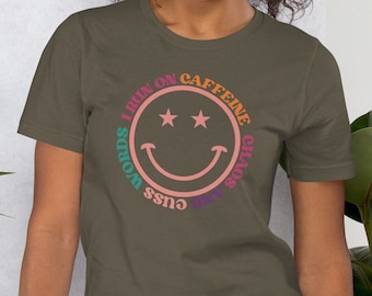 Jag springer på koffeinkaos och svordomar - Unisex t-shirt