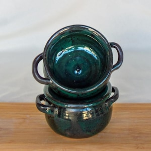 Chaudron miniature en céramique fait main - Noir mat, noir satiné ou éclaboussures de vert | Petit chaudron | Outils d&#39;autel | Décoration de sorcière