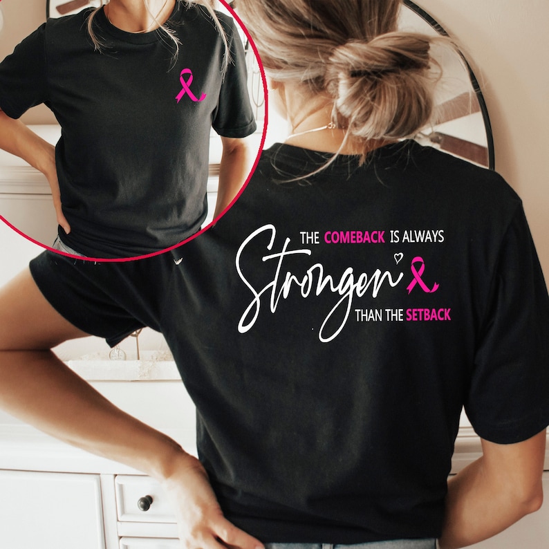K&ouml;nnte beinhalten: Schwarzes T-Shirt mit einem rosa Band und dem Text "The comeback is always stronger than the setback".